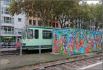 Subway-Art -

Gesehen am Kölner Barbarossaplatz mit einem Bonner Stadtbahnzug auf der Linie 18.

Das Graffiti ist sicherlich legal, auch erkennbar an der angegebenen Internetadresse.

16.10.2019 (M)