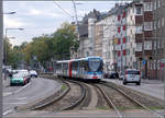 Auf eigenem Bahnkörper -    Nachschuss auf einen Stadtbahnzug auf der Kölner Linie 5 in der Subbelrather Stra0e.