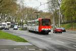 Der im Februar 1977 in Betrieb genommene B-Wagen 2031 als Verstärker-Linie E4 auf dem Pfälzischen Ring in Köln am 10.04.2021.