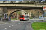 Der im Februar 1977 in Betrieb genommene B-Wagen 2031 als Verstärker-Linie E4 auf dem Bergischen Ring in Köln am 10.04.2021.