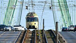Der Museumszug 1019 auf der Severinsbrücke in Köln am 27.02.2022.