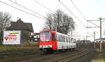 B-Wagen 2032 der Kölner Verkehrs-Betriebe AG befindet sich zurück im Liniendienst. Hier zu sehen kurz vor dem Haltepunkt Sürth, Bahnhof in Köln Sürth am 16.02.2023.