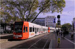 Die Ost-West-Strecke durch die Innenstadt von K�ln -     Flexity Swift 4060 + x als Linie 7 zur Aachener Stra�e/G�rtel f�hrt in die Haltestelle Neumarkt ein.