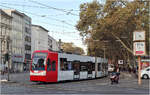 Die Ost-West-Strecke in der K�lner Innenstadt - 

Die Haltestelle Neumarkt stellt den Mittelpunkt des K�lner Stadtbahnnetzes dar. Unterirdisch kreuzen hier die Linien 3, 4, 5, 16 und 18. Die Linie 16 wird eines Tages, wenn die weiter �stlich liegende Nord-S�d-Stadtbahn fertig ist dorthin verlegt.
Oberirdisch fahren hier die Linien 1, 7 und 9. Die Linien 7 und 9 sollen in Zukunft in einen neuen Tunnel verlegt werden, da die Linie 1 auf 90 Meter lange Drei-Wagen-Z�ge verl�ngert werden soll.

Flexity Swift 4546 + x verl�sst die Haltestelle Neumarkt auf seiner Fahrt als Linie 1 nach Bensberg. An der Nordseite der Haltestelle gibt es einen sch�nen Baumbestand.

15.10.2026 (M) 