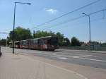 Zwei unbekannte Stadtbahnwagen aus der Serie K5100 unterwegs als Linie 4 Fahrtrichtung Schlebusch auf der Brcke ber die A3 sdlich der Haltestelle  Im Weidenbruch . Wegen des acht-Spuriegen-Ausbau der Autobahn ist diese Brcke mittlerweile abgebrochen worden. Westlich der alten Brcke wurde fr die Straenbahn eine Behelfsbrcke eingebaut, die Autos fahren ber eine stlich der alten Brcke gebauten Behelfsbrcke. Ich rgere mich sehr darber, dass an der Stelle, wo heute die Behelfsbrcke fr die Straenbahn liegt, nicht die entgltige Brcke fr die Straenbahn gebaut wurde. Grund hier fr ist die Ampelschaltung auf dem Zugangs- bzw. Abgangsweg zur Haltestelle, an der immer wenn eine Straenbahn gefahren ist fr die Fugnger eine Grn-Phase bersprungen wird. Wrde die Straenbahn erst auf der anderen Seite der Autobahn von der Seitenlage der Strae in die Mittellage der Strae fahren whre zwar die gleiche Situation, aber nicht an der Zugangs- bzw. Abgangsampel zu Haltestelle. Wegen dieser Sch... Ampelschaltung habe ich schon mannchmal meine Straenbahn verpasst. Die Aufnahme ist am 04. Juni 2010 entstanden.