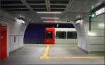 Am Kölner Rathaus -

Die beiden Bahnsteigtunnelröhren des U-Bahnhofes  Rathaus  in Köln sind über zwei Querschläge miteinander verbunden, auf die auch die Treppenabgänge stoßen. 

19.08.2013 (M)