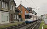 Die Bielefelder Stadtbahnlinie 1 nach Schildesche verläuft ab der Haltestelle Johannesstift auf eigenem Bahnkörper, hier sind M8D 562 und ein weiterer M8D am 01.08.2020 parallel zur