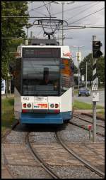 Ein Stadtbahnwagen Typ M8D, erreicht die Haltestelle Voltmannstrae.