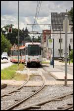 Zwei Stadtbahnwagen vom Typ M8C erreichen die Haltestelle Voltmannstrae.