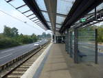Die Haltestelle Rhein-Ruhr-Zentrum, zwischen der A40, am 15.08.2020 in Mülheim (Ruhr).
