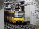 Stuttgart, an der Haltestelle Vaihinger Straße ist eine Doppeltraktion DT8.S 4143/4144+4153/4154 als U12 Richtung Dürrlewang.