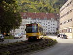 Stuttgart,  eine DT8.S 4217/4218 wo in denn Übergang von Sonne in denn schatten fahrt zwischen Inselstraße und Wasenstraße als U4 nach Untertürkheim Bahnhof.
