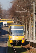 DT 8.9 als U4 Hölderlinplatz-Untertürkheim erreicht am 15.01.2021 die Haltestelle Ostendplatz.