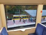 SSB Stuttgart_Stadtbahn oben und unten. Blick aus der U15 auf Zug der U7 nach Ostfildern an der Haltestelle 'Ruhbank/Fernsehturm'.__27-10-2019 