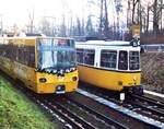 SSB Stuttgart__Von der Straßenbahn zur Stadtbahn. Generationswechsel ! Einer der U15 Eröffnungszüge:  S-DT 8.11 3399+3400 von 2004 neben GT4 401 von 1961 kurz vor der Haltestelle 'Ruhbank/Fernsehturm'.__08-12-2007