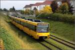 Im Einschnitt -     Ein Doppeltraktion zweier modernisierter Stadtbahnwagen verlässt auf dem Weg in Richtung Stuttgart die Haltestelle Parksiedlung in Ostfildern.