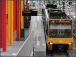 Zum Gelb der Stadtbahn noch andere Farben -     Impression der Rampenhaltestelle  Zuffenhausen Rathaus  der U15.
