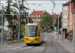 Stadler Tango in Stuttgart - 

Optisch wieder mehr Straßenbahn durch die abgerundete Front, die sich auch etwas verjüngt. Daher wirkt die Bahn nicht mehr so wuchtig und  kastig  im Straßenbild. Die Stadtbahn erreicht hier gleich die Rampenhaltestelle Salzwiesenstraße. 

25.07.2013 (M)