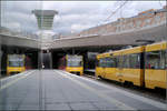 Aus zwei mach drei -    Spiegelung in der neuen Stadtbahn-Haltestelle  Staatsgalerie.