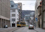 . Auch bei der Stadtbahn ist noch 'Straßenbahn-Fotografie' möglich -

Teilweise straßenbündiger Abschnitt der Stuttgart Linie U4 in der Seidenstraße. Die hier scheinbar zweigeteilte Frontscheibe erinnert an die erste Generation des in NRW eingesetzten Stadtbahnwagen B. Der Stuttgarter Stadtbahn-Doppeltriebwagen ist eine Weiterentwicklung des ursprünglich für das Rhein-Ruhr-Gebiet geplanten Stadtbahnwagen A. Da dieser aber für das Kölner Netz nicht geeignet gewesen wäre, wurde der Gelenktriebwagen B entwickelt.

31.01.2018 (M)