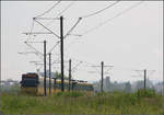 Zwischen Wiese und Fahrdraht -    Scheinbar ohne Gleise ist ein Stadtbahnzug der Stuttgarter Linie U7 zwischen Nellingen und Scharnhauser Park unterwegs.