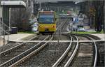 . Irgendwie geht es bei der Stadtbahn Stuttgart immer uneben zu - 

Einfahrt einer Bahn der Linie U5 in die Haltestelle Hohensteinstraße in Zuffenhausen. 

04.04.2006 (M)