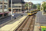Als die Stuttgarter Stadtbahn noch jung war -

Ein Stadtbahn-Doppeltriebwagen fährt in Fahrtrichtung Vaihingen die Haltestelle Wilhelmsplatz in Bad Cannstatt ein. Die Bebauung rundherum hat sich seither nicht verändert.

Scan vom Farbnegativ, Ende der 1980iger Jahre