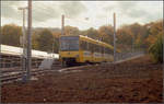 Als die Stadtbahn noch jung war -

Am 30. September 1989 wurde die Linie 9 auf dem Abschnitt Vogelsang - Hauptbahnhof -
Raitelsberg - Hedelfingen auf Stadtbahnbetrieb umgestellt. Zu diesem Zeitpunkt erhielten die Stadtbahnlinien auch das 'U' in der Linienbezeichnung.

Das Bild zeigt die Wendeanlage der U9 hinter der Haltestelle Vogelsang. Links daneben ist der ehemalige Straßenbahnbetriebshof erkennbar. Auf der rechten Seite befinden sich heute die Streckengleise der Linie U2 nach Botnang. 

1989 wollte man eigentlich gleich mit dem Weiterbau nach Botnang beginnen um 1991 oder 92 mit der Stadtbahn auch diesen Stadtteil zu erreichen. Dazu war ein Tunnel unter dem Botnanger Sattel notwendig. Als aber aufgrund der IGA '93 die Neubaustrecke zum Killesberg in Bau ging und die Zuschüsse gekürzt wurden, wurde der Tunnelbau unter dem Botnanger Sattel auf unbestimmte Zeit verschoben und es sah so aus, als ob es über einen sehr langen Zeitraum ein Mischbetrieb zwischen der Stadtbahnlinie U9 und der Straßenbahnlinie 4 geben würde, die weite Streckenteile gemeinsam befahren. Letztlich kam es doch schneller und die Linie 4 wurde dann 1994 auf Stadtbahnbetrieb umgestellt.

Scan vom Farbnegativ, 1989