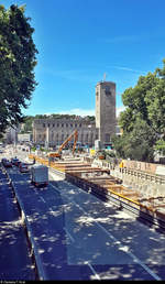 Blick auf das Empfangsgebäude von Stuttgart Hbf, den sogenannten Bonatzbau. Auf der davor befindlichen Schillerstraße wird infolge des Bahnprojekts Stuttgart–Ulm (Stuttgart 21) ein neuer Tunnel für die Stadtbahn gebaut.
Aufgenommen vom Ferdinand-Leitner-Steg.
(Smartphone-Aufnahme)
[27.7.2020 | 14:24 Uhr]