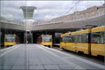 Aus zwei mach drei -

Spiegelung in der neuen Stadtbahn-Haltestelle  Staatsgalerie.

24.02.2020 (M)