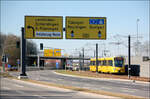 Gelbe Schilder - gelbe Bahn -     Ein Stadtbahnzug auf der Flughafen/Messe-Neubaustrecke zwischen den Haltestelle Messe-West und Stadionstra0e.