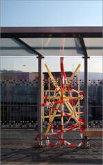 Zufallskunst -     Die Verklebung einer gesprungen Glasscheibe an der Stuttgarter Stadtbahnhaltestelle Budapester Straße wurde zu einem unfreiwilligen Kunstwerk, dessen Wirkung insbesondere bei