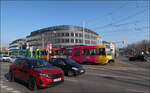 Auf die Plätze - Fertig - Los -    Sowohl die Autos, als auch die farbige Stadtbahn haben an den Lichtsignalanlagen am Löwentor freie Fahrt bekommen und haben sich in Bewegung gesetzt.