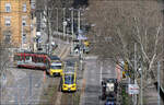 An der Rosensteinbrücke - 

Die Stadtbahnlinie U13 fährt hier nicht mehr geradeaus (im Bild nach rechts) über die Rosensteinbrücke sondern biegt an der Kreuzung auf die U14-Strecke zur Wilhelma ein. Die Rosensteinbrücke muss wegen Baufälligkeit ersetzt werden. Da es Jahre dauern wird, bis die U13 wieder auf ihre alte Strecke zurückkehrt, wurde die Weichen ausgebaut.

Um die Ecke kommt hier S-DT8 4111/12 in Fahrtrichtung Hedelfingen während S-DT8 3502 (Tango) auf der Gegenrichtung der U13 nach Feuerbach hier gleich in die andere Richtung abbiegen wird.
Oben verlässt ein S-DT8 der zweiten Generation auf der Linie U14 nach Mühlhausen gerade die Haltestelle.