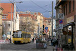Spaziergang durch Stuttgart-Heslach - 

Nach dem Stop an der Haltestelle Erwin-Schoettle-Platz fährt DT8 3011/3012 in den engen Teil der Böblinger Straße ein, wo kein Platz für einen eigenen Bahnkörper ist und sich die Stadtbahnen wie eine herkömmliche Straßenbahn durch den Ort fährt.

Die Stadt zeigt sich hier etwas ungeschminkt, was für mich gerade den Reiz des Bildes ausmacht.

10.02.2026 (M)