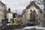 Spaziergang durch Stuttgart-Heslach.

Weiter oben wo die Böblinger Straße breiter wird hat der leichte Gleisbogen eine Überhöhung und Stadler Tango 3521/22 neigt sich etwas in die Kurve. Für in der Straße verlegte Gleise finde ich das eher ungewöhnlich.

10.02.2026 (M)