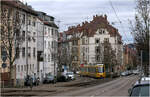 Spaziergang durch Stuttgart-Heslach.

Stadler Tango 3511/12 als U14 legt sich am Ende des eigenen Bahnkörper der Böblinger Straße dynamisch in die Kurve. Der Autoverkehr kann hier stadteinwärts der Böblinger Straße nicht folgen sondern wird auf der Möhringer Straße (rechts) weitergeleitet. So bleibt der enge Teil der Böblinger Straße vom Durchgangsverkehr frei und die Stadtbahn bleibt nicht im Autostau stecken.

10.02.2026 (M)