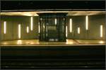 Lichtdesign -    U-Station  Friedrichsbau (Börse), seit 2006 mit Aufzügen erreichbar, interessante Lichtgestaltung um die Aufzüge.