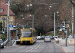 . Hochbahnsteige am Straßenrand -

U15-Süd, Station Heidehofstraße mit relativ kurzen Hochbahnsteigen im Gehwegsbereich. Leider sind die Oberleitungsmasten recht massiv ausgefallen und sind eher keine Zierde für das Straßenbild. 

04.02.2008 (J)