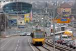 . In der Bundesstraße - 

Blick von der Haltestelle Sieglestraße nach Norden in diese vom Verkehr geprägte Straße. Im Hintergrund der ebenfalls schon verlängerte Stadteinwärtsbahnsteig der Station Borsigstraße. Die Gleise der Stadtbahn liegen hier in mitten der Bundesstraße 10 und 27.

03.04.2009 (M)