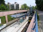 Im Trog - 

Auch im Stadtteil Sillenbuch wurde ein Tunnel für die Stadtbahn gebaut, es kam ebenfalls die Deckelbauweise zur Anwendung. Hier sieht man die westliche Tunneleinfahrt mit der Rampenhaltestelle  Silberwald , diese sollte nach ersten Plänen gar nicht gebaut werden. Architekten: Frank, Jakob, Bluth. 

26.05.2004 (M)