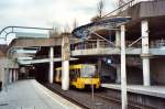 am Tunnelausgang - 

Stadtbahnhaltestelle Feuerbach Krankenhaus am stadtauswärtigen Ende des Feuerbacher Tunnels. Die Station liegt zum Teil noch im Tunnel. Architekten: Bleyer - Schauer - Wiorkowski. 

Analog 2004 (M)