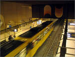 Blick nach unten - 

Bei etlichen unterirdischen Stationen der Stuttgarter Stadtbahn besteht eine offene Blickverbindung zwischen den Bahnsteigen und dem Fußgängergeschoß. Hier die Station  Maybachstraße . Architekten: Hieber - Schauer - Wiorkowski. 

22.03.2005 (M)