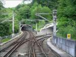 . Faszination Stadtbahn Stuttgart - 

Blick aus der fahrenden Bahn auf den Abzweig der U8 in Richtung  Waldau  nach rechts. Geradeaus geht es hinunter in den Talkessel. Die Meterspur führt nur geradeaus. Nach dem im Bild zu sehenden Kurztunnel folgt ein langer gebogener Tunnel tief im Berg mit 70 Promille Gefälle. Wir befinden uns hier unterhalb der Station  Weinsteige . 

2004 (J)