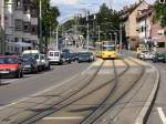 . Verschlingung -

U2: Der Beginn der Gleisverschlingung in der Schmidener Straße in Bad Cannstatt. Die Straßenbahn hatte in diesem Bereich ihre Häuserblockschleife (rechts außerhalb der Aufnahme). Die Endstation lag hinter der Ampel, rechts in der Straße. Die neue Stadtbahnstation  Obere Ziegelei  ist im Hintergrund zu erkennen.


2005 (M)