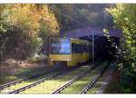 . Tunnelportal im Grünen -

Der Tunnel Botnanger Sattel, eröffnet 1994, unterquert einen Höhenzug zwischen dem Stuttgarter Westen und dem Stadtteil Botnang. Hier die Tunnelausfahrt auf Botnanger Seite an der Haltestelle Lindpaintnerstraße. 

27.10.2005 (M)