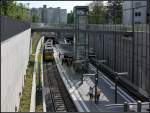 . Im Loch - 

Im Stuttgarter Stadtbahnnetz gibt es einige nach oben offene Stadtbahnhaltestellen im Bereich von Tunnelstrecken. Keine aber liegt so tief wie die Station  Europaplatz  im Wohngebiet Fasanenhof. Grund ist die Unterfahrung des Hochhauses im Hintergrund. Dort wurde der Tunnel bergmännisch gebaut. 

07.09.2011 (M)