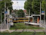 . Zweckbauwerke - 

Die oberirdischen Haltestellen der Stuttgarter Stadtbahn sind gestalterisch eher funktionsorientiert, als schön durchgestaltet. Zwar fährt die Bahn auf einer Wiese durch die Station, doch wird das Bild geprägt durch allerlei Masten für Oberleitungen, Ampeln, Schilder. Die Nachteile einer Hochflurstadtbahn im Vergleich beispielsweise zum Niederflursystem in Straßburg wird hier sehr deutlich.
Im Bild die Haltestelle Tapachstraße in Stuttgart-Rot. Die Bahnsteige wurden hier für die Doppeltraktionszüge der Linie U7 kürzlich verlängert, die U7 fährt seit Ende 2010 auf diesem Streckenast. 

07.06.2011 (M)