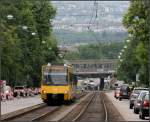 . Blick zurück in die Stadt - 

Im April 1986 begann in Stuttgart so richtig das Stadtbahnzeitalter als mit dem Einser eine ganze Line quer durch die Stadt von Vaihingen bis in die Nachbarstadt Fellbach auf Stadtbahnbetrieb umgestellt wurde. Hier ein Blick von der Haltestelle Antwerpener Straße in Bad Cannstatt hinunter zum Umsteigpunkt Nürnberger Straße und zurück in Stadt (Nordbahnhofviertel, Kriegsberg). 

09.06.2011 (M)