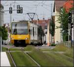 . Von der Straße auf die Wiese - 

Einfahrt eines Zuges der Linie U15 in die Haltestelle Heutingsheimer Straße am südlichen Ortsrand von Stuttgart-Stammheim. 

18.05.2012 (M)